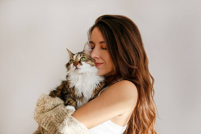 Reciprocating healthy affectionate cat behavior.