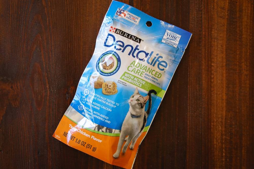 Purina DentaLife Tasty Chicken Flavor Dental Cat Treats.